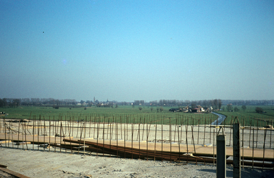  De bouw van de brug van de A27 over Amsterdam-Rijnkanaal met op de achtergrond Houten.