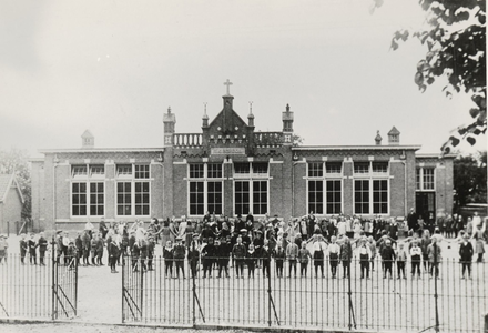  Leerlingen voor de rooms-katholieke Heilige Familieschool.