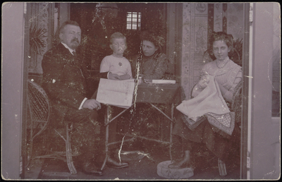  Notaris Immink met vrouw, dochter Ida en zoon Hans in villa Bel Respiro