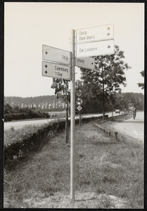  Richtingbord langs de Utrechtseweg ter hoogte van de Herenweg