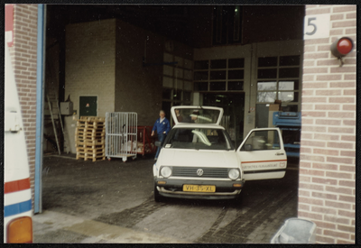  Een auto van het Utrecht Nieuwsblad in de garage achter het UN-gebouw