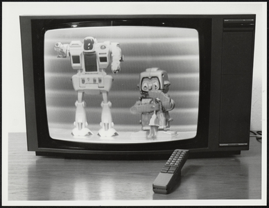  Robotdag: twee robots op het scherm van een B&O-televisie