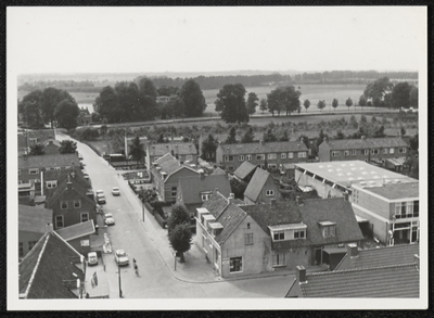  De Burgemeester Wallerweg gezien vanaf de toren van de Nederlandse hervormde kerk met rechtsonder de Herenweg