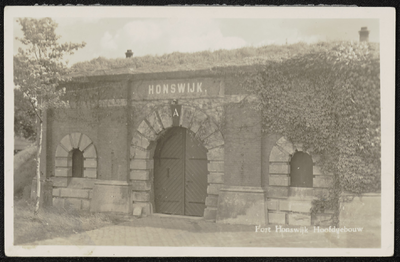  Toegangsdeur van het hoofdgebouw van Fort Honswijk
