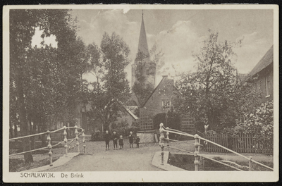  De Brink met vijf kinderen die net over de brug staan. Op de achtergrond de Nederlandse-hervormde kerk