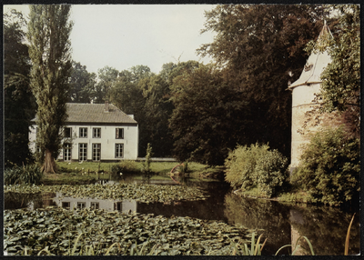  Huize Wickenburgh met voorin de vijver en rechts de duiventoren