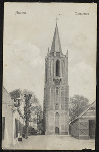  De toren van de Nederlandse-hervormde kerk met rechts de doorrijschuur van de Engel en links de woning van ...
