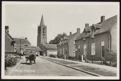  De toenmalige Molenweg met de toren van de Nederlandse-hervormde kerk en daarvoor openbare lagere school. Op straat ...