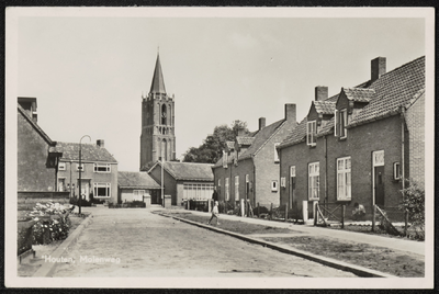  De toenmalige Molenweg met de toren van de Nederlandse-hervormde kerk en daarvoor openbare lagere school. De jongen ...