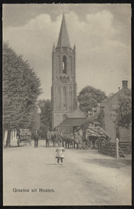  De toren van de Nederlandse-hervormde kerk met daarvoor de doorrijschuur van de Engel. Op straat een drietal paard en ...