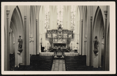  Het altaar en de kerkbanken in de rooms-katholieke kerk gezien vanaf het koor
