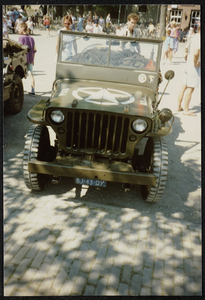  Een Amerikaanse Jeep (tijdens Bevrijdingsdag?)