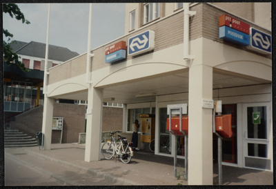  Entree van het postkantoor annex NS loketten met aan de muur de kaartjesautomaat aan Het Onderdoor, te zien in ...