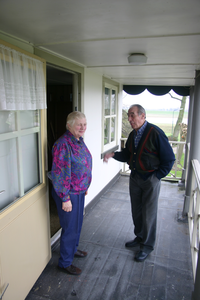  Het echtpaar Jan en Paula van Leur, bewoners van Landlust, op het balkon