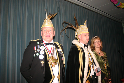  Pronkzitting van C.V. De Platneuzen: adjudant Wim Kolfschoten, prins Ronald van Eijk en prinses Loethe Olthuis