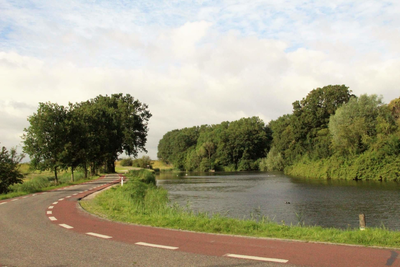  De Lekdijk rond Fort Honswijk in de richting van de Lek, gezien vanaf het begin van het Innundatiekanaal