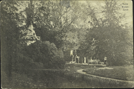 Landgoed Wickenburgh met rechts het landhuis en links de zestiende-eeuwse duiventoren.