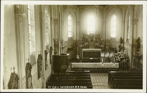  Interieur van de rooms-katholieke kerk.