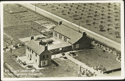  Luchtfoto van de lagere agrarische school en onderwijzerswoning De Ploeg .