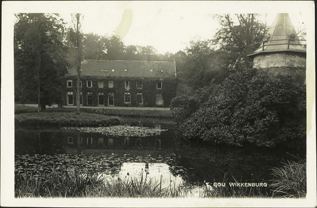  De voorgevel van landhuis Wickenburgh met de vijver en de duiventoren vanaf de Wickenburghseweg.