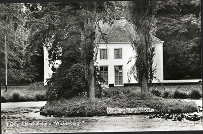  De voorgevel van landhuis Wickenburgh met de vijver gezien vanaf de Wickenburghseweg.