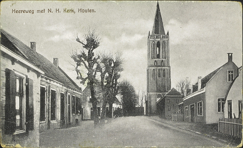  Straatbeeld met de toren van de nederlands-hervormde kerk.