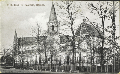  Rooms-katholieke kerk en pastorie aan de Loerikseweg.