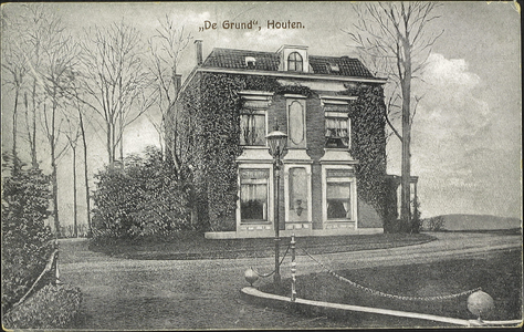  Herenhuis De Grund. Gebouwd in 1877 als burgemeesterswoning en in 1945 in gebruik genomen als gemeentehuis.