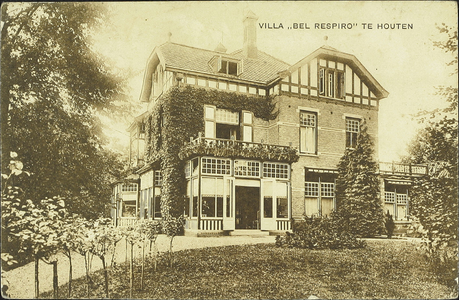  De voorgevel en de linkergevel van Villa Bel Respiro.