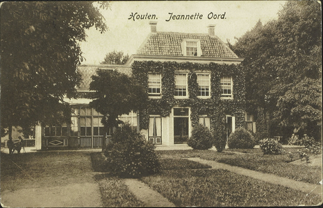  De voorgevel van het herenhuis Jeanette Oord met op de voorgrond een gedeelte van de tuin tussen het herenhuis en ...