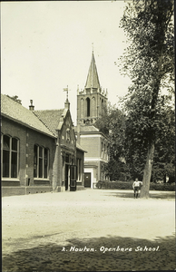 De voorgevel van de openbare lagere school 't Groentje op het Plein met op de achtergrond het gemeentehuis van Houten ...