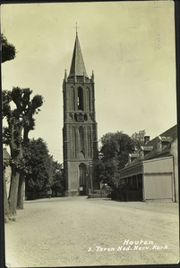 De Burgemeester Wallerweg met de toren van de nederlands-hervormde kerk en rechts café De Engel.