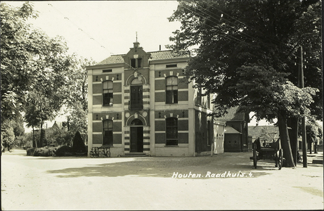 De voorgevel van het gemeentehuis op het Plein.
