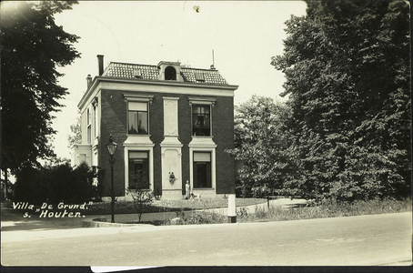 Voorgevel van de burgemeesterswoning villa De Grund aan De Poort.