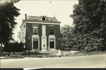  Voorgevel van de burgemeesterswoning villa De Grund aan De Poort.