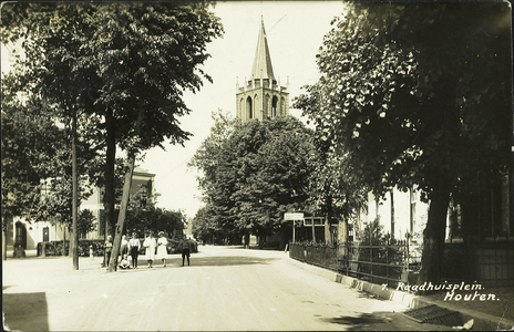 Gezicht op het Plein vanuit de Loerikseweg.