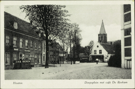 Gedeelte van het Plein met links de voorgevel van café De Roskam.