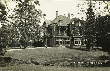 De voorgevel en de linkergevel van Villa Bel Respiro met op de voorgrond de vijver.