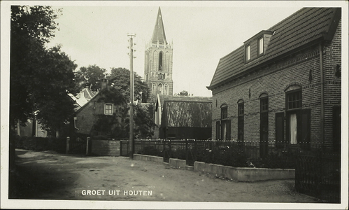  Gedeelte van de Vlierweg met op de achtergrond de toren van de nederlands-hervormde kerk.