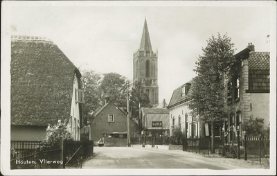  Op de achtergrond de nederlands-hervormde kerktoren en links boerderij Vlierweg 3.