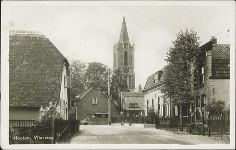  Op de achtergrond de nederlands-hervormde kerktoren en links boerderij Vlierweg 3.