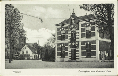  De voorgevel van het gemeentehuis op het Plein met links De Zwijger (Plein 21).