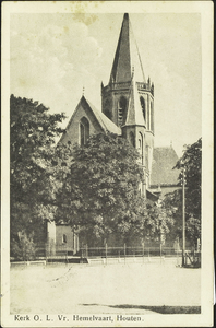  De rooms-katholieke kerk gezien vanaf het schoolplein van de katholieke school aan de Loerikseweg.