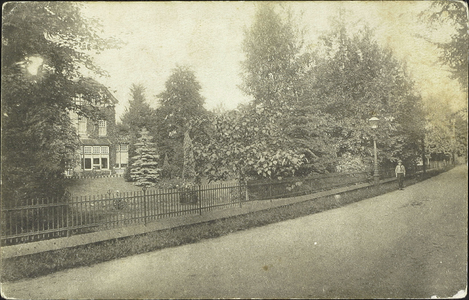  De Herenweg met links villa Bel Respiro en de daarvoor gelegen tuin.
