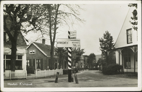 Het begin van de Vlierweg vanaf het Plein met rechts een gedeelte van de voorgevel van Plein 21 en links een gedeelte ...