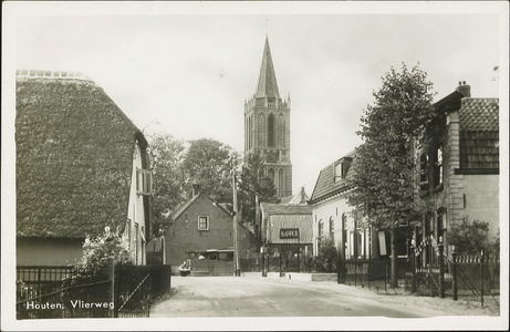  Gezicht op de toren van de nederlands-hervormde kerk vanaf de Vlierweg met rechts een gedeelte van het pand Vlierweg 3.