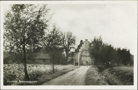 Gezicht op het poortgebouw van boerderij De Stenen Poort aan de Warinenpoort.
