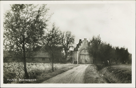  Gezicht op het poortgebouw van boerderij De Stenen Poort aan de Warinenpoort.