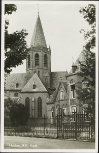  De rooms-katholieke kerk en pastorie aan de Loerikseweg.