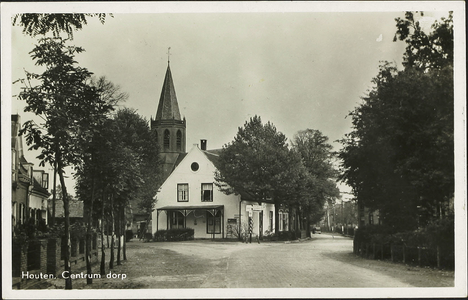  Gedeelte van het Plein met rechts de Loerikseweg, links de Vlierweg en in het midden het pand Plein 21 (De Zwijger) en ...